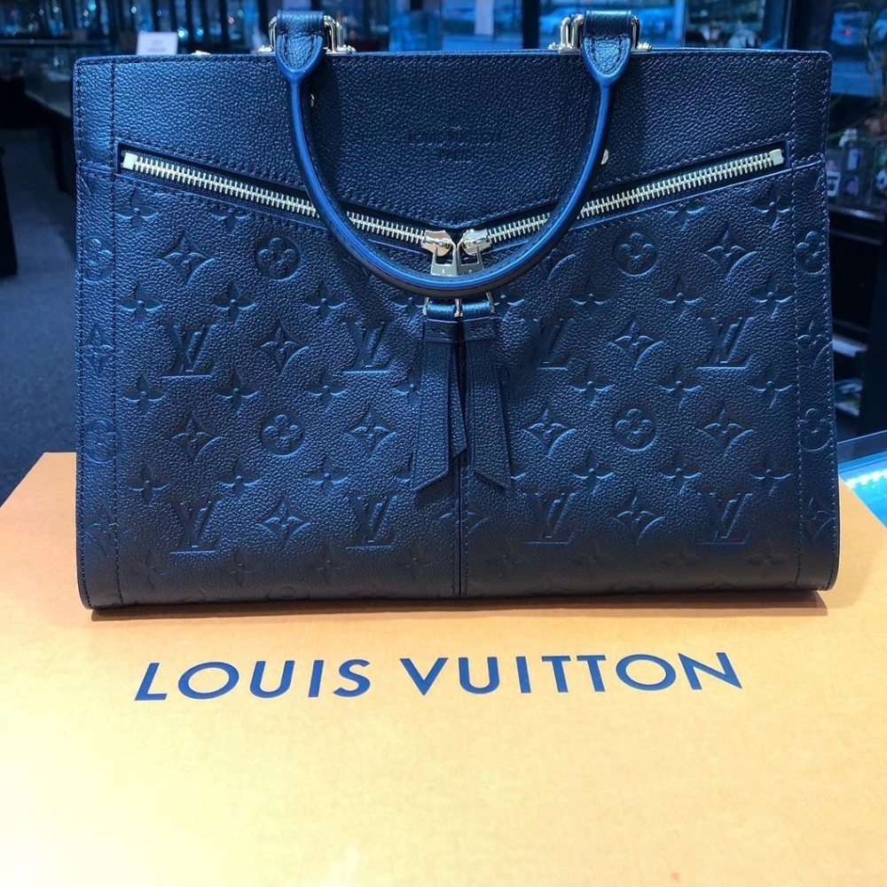 Authentic Louis Vuitton bag - Picture 1 of 1